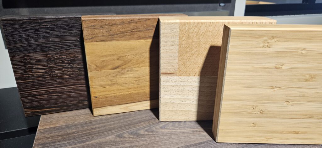 Plan de travail en bois massif pour rénovation de cuisine ©Vibra Home Concept