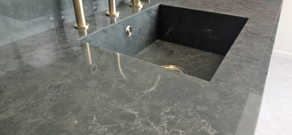 Plan de travail en quartz pour rénovation de cuisine ©Vibra Home Concept
