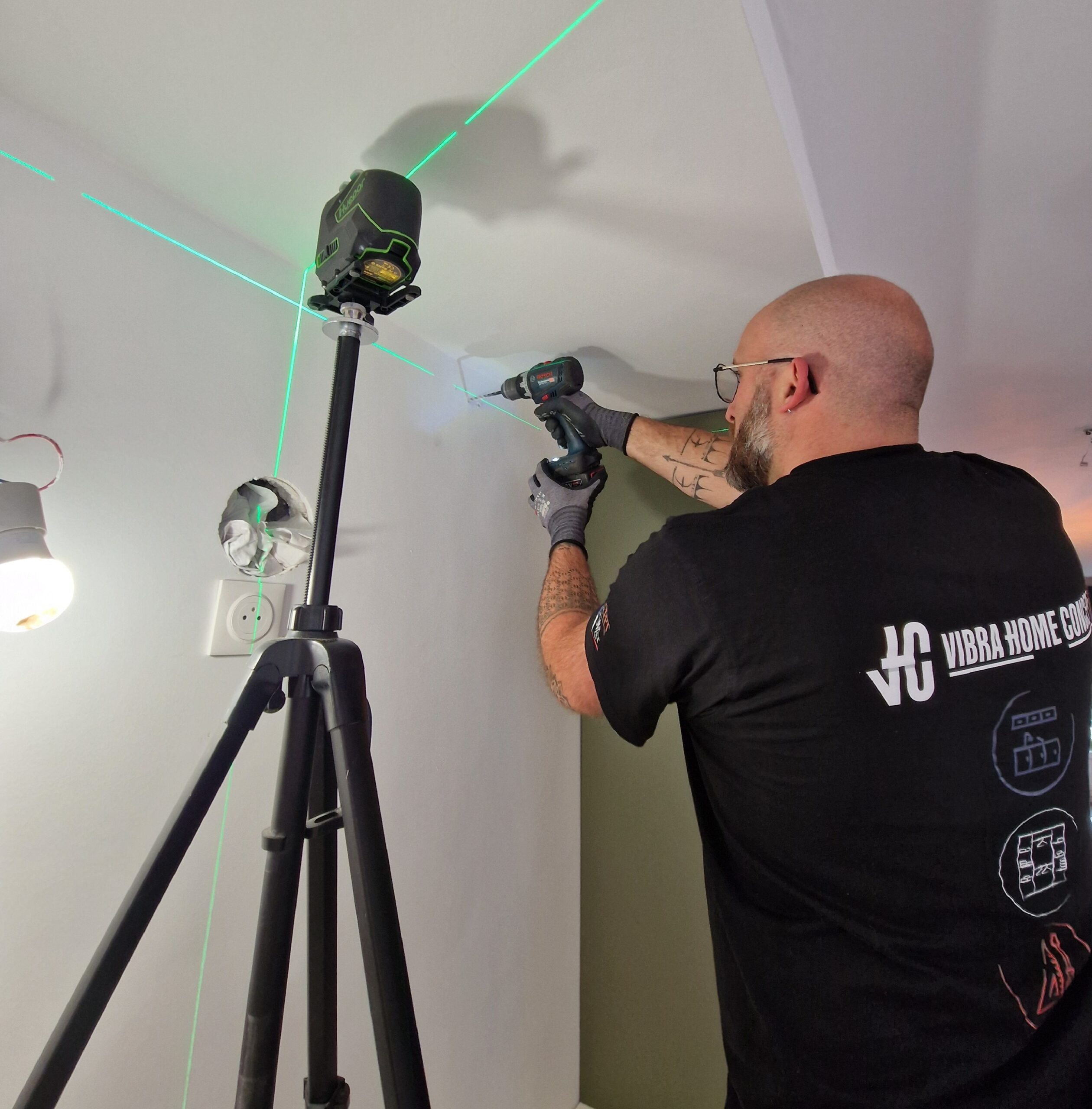 image-romain-pose-avec-laser-scaled.jpg