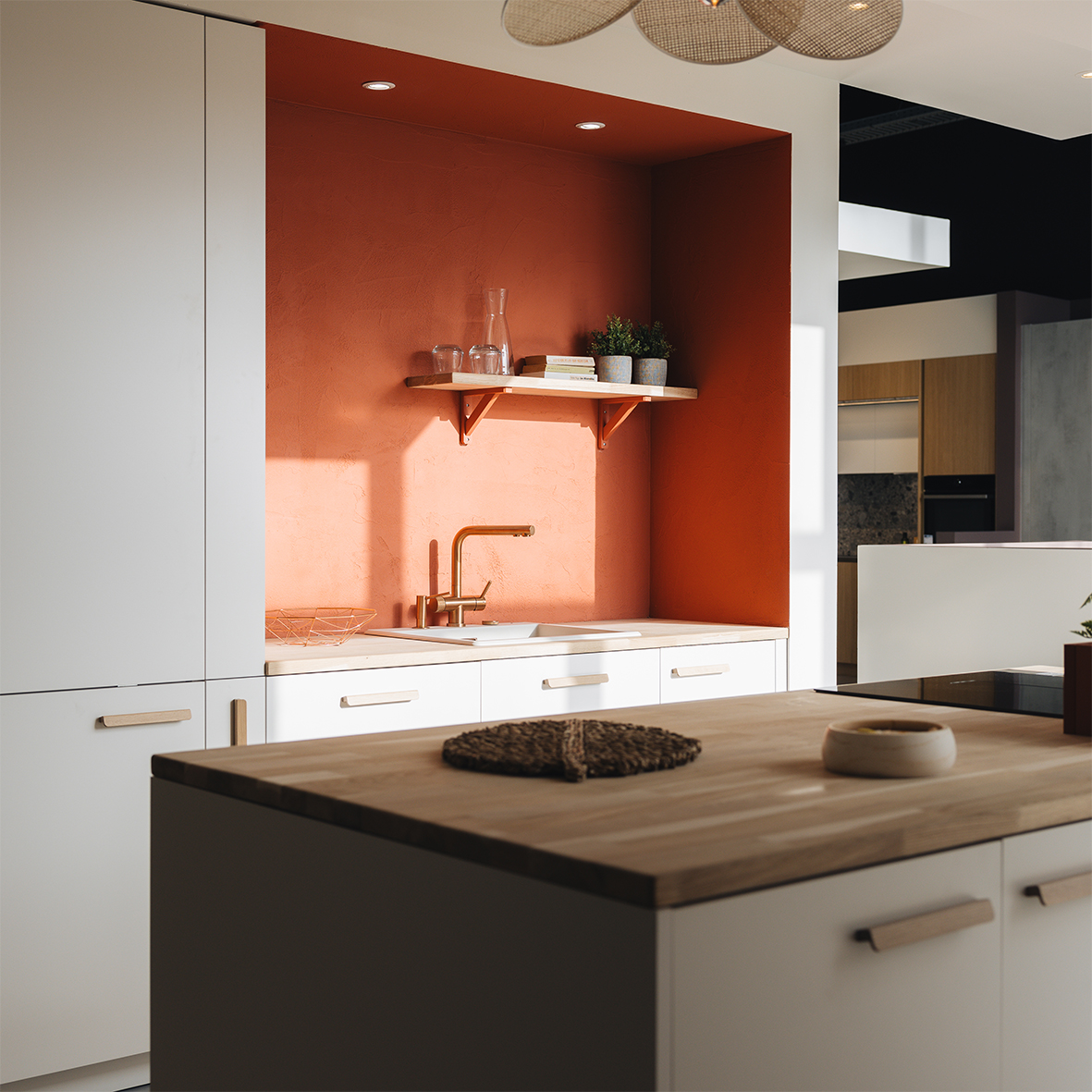 Cuisine contemporaine biosourcée fabriquée en France, plan de travail en bois, niche terracotta et rangements intégrés.